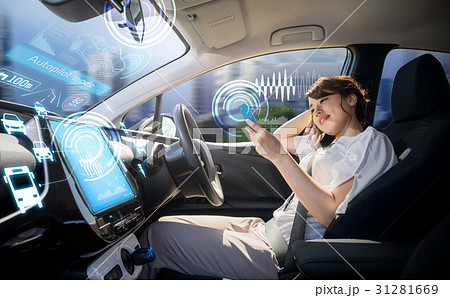 自動運転車に乗る女性 31281669