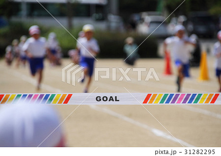 小学校の運動会 100メートル競走の写真素材