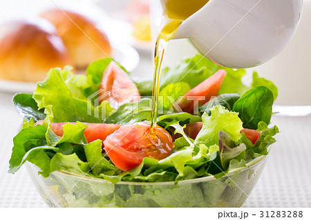 野菜サラダにドレッシングをかけるの写真素材 3122