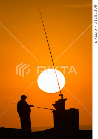 Fishermen Beach Sunrise Silhouetted 31283309
