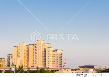 六甲ライナーと六甲の夕暮れ 31283409