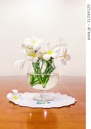 Still life with white spring summer flowers Still life with white spring summer flowers 31284120