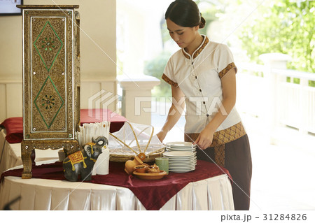 Hotel staff is arranging the dining table 31284826