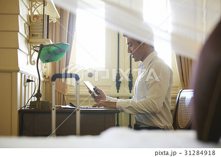 The man smiles after finishing the phone call in a room 31284918