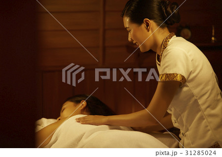 A woman is getting a body massage by the therapist in spa. 31285024