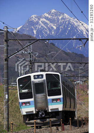 甲斐駒ケ岳バックと中央本線211系電車 甲斐駒ケ岳バックと中央本線211系電車 31285260