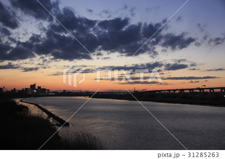 夕暮れの荒川放水路(西新井橋:上流側) 夕暮れの荒川放水路(西新井橋:上流側) 31285263