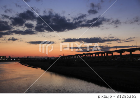 夕暮れの荒川放水路(西新井橋:上流側) 夕暮れの荒川放水路(西新井橋:上流側) 31285265