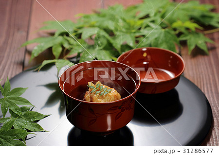 お椀 蟹のしんじょの湯葉包み揚げ お椀 蟹のしんじょの湯葉包み揚げ 31286577