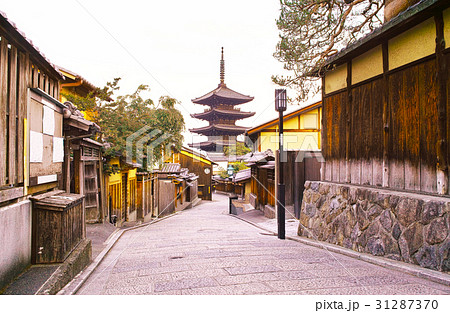 京都 八坂の塔の見える町並みの写真素材