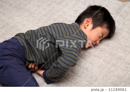 お腹を押さえる子供 お腹を押さえる子供 31289061