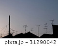 夕暮れの屋根のシルエット 31290042