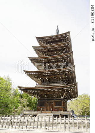 新緑が輝く春の定義山西方寺の五重塔 31290884