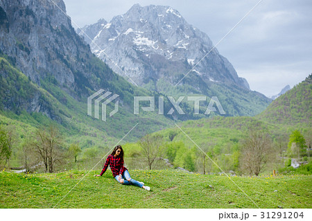woman travel mountains in casual clothes woman travel mountains in casual clothes 31291204