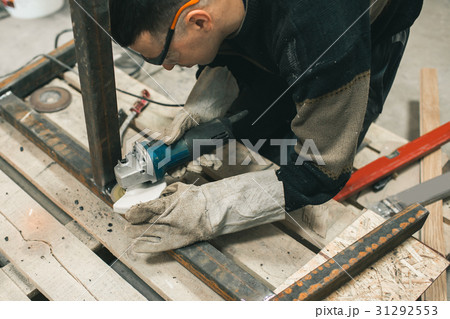 Man doing electroshooting of parts on the steel 31292553