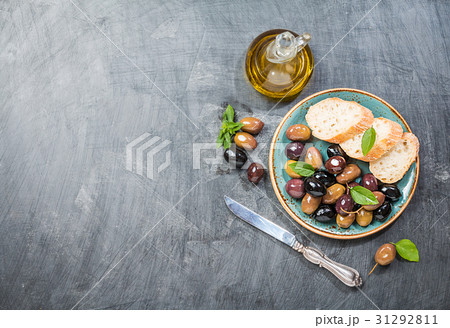 Olive oil, different olive fruites and fresh bread 31292811