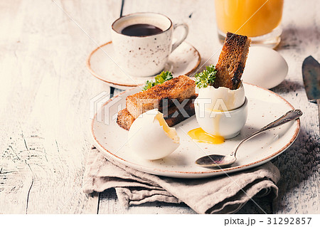 boiled eggs and crispy toasts 31292857