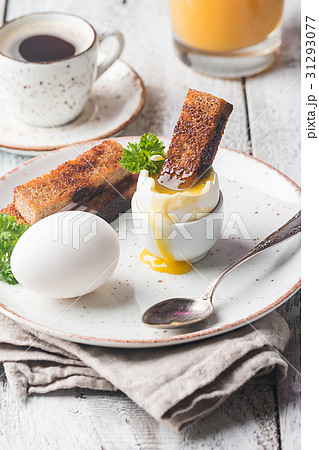 boiled eggs and crispy toasts 31293077