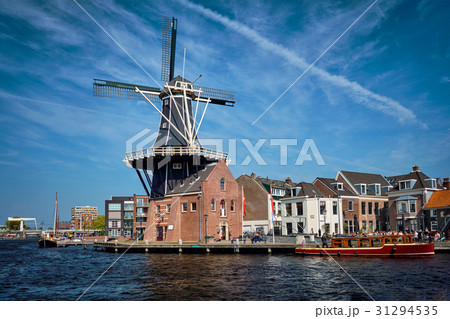 Harlem landmark windmill De Adriaan on Spaarne Harlem landmark windmill De Adriaan on Spaarne 31294535