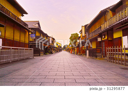 京都 祇園の花見小路通りの町並みの写真素材
