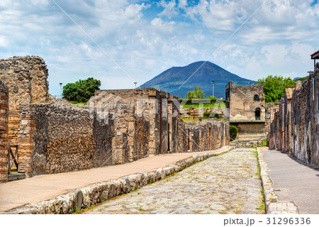 Street in Pompeii overlooking the Vesuvius, Italy 31296336