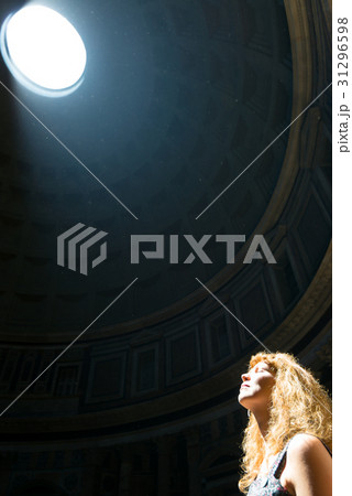 Young female tourist inside the Pantheon in Rome 31296598