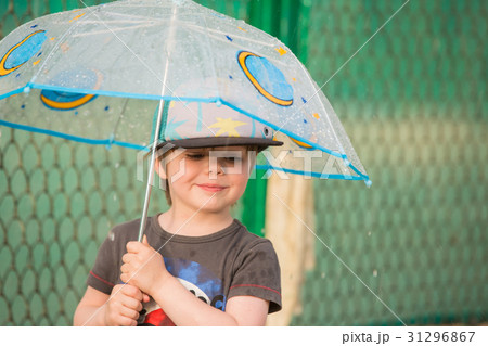 Little boy under umbrella 31296867