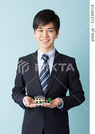 ビジネスマン　ブルーバックイメージ 31298019
