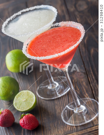 Glasses of lime and strawberry margarita cocktail 31298410