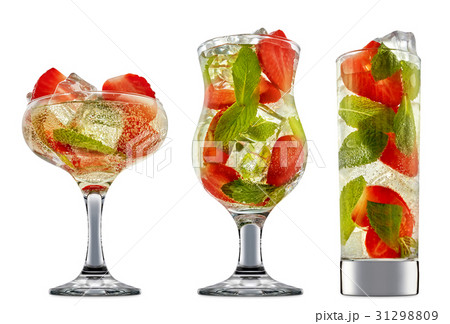 alcohol cocktail isolated on white background 31298809