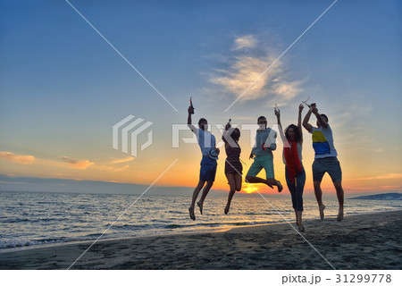 Group of happy young people is running on 31299778