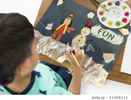 Children having fun with snowman artwork 31306213