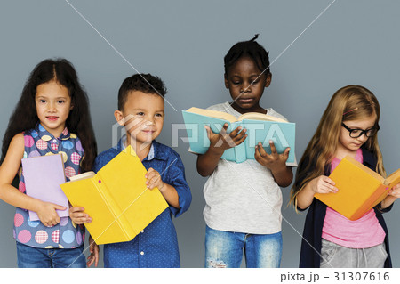 Group of Diverse Kids Reading Books Together Studio Portrait Group of Diverse Kids Reading Books Together Studio Portrait 31307616