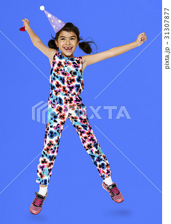 Happiness little girl smiling and jumping 31307877