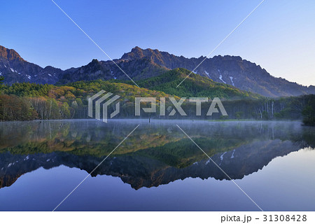 戸隠山と鏡池 31308428