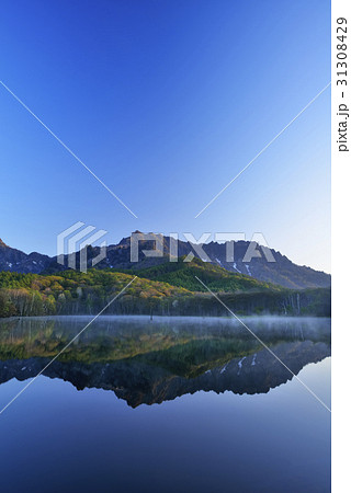 戸隠山と鏡池 戸隠山と鏡池 31308429