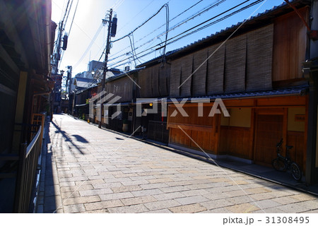 京都祇園 和の佇まい 格子の町並み 石畳に伸びる影の写真素材