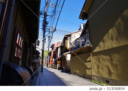 京都祇園 和の佇まい 石畳と犬矢来の町並み 日差しと影 a 京都祇園 和の佇まい 石畳と犬矢来の町並み 日差しと影 a 31308804