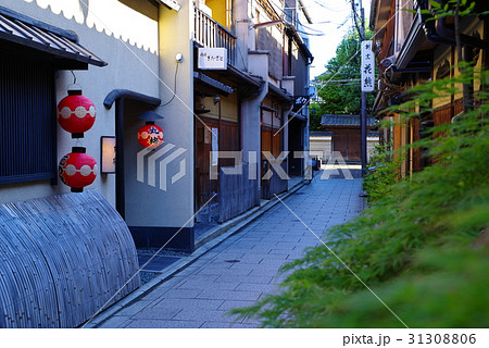京都祇園 和の佇まい 石畳と犬矢来の町並み 日差しと影 Cの写真素材