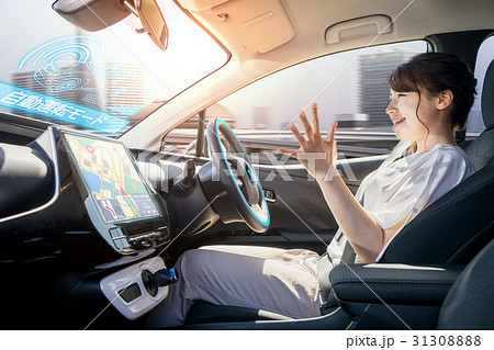 自動運転車に乗る女性 自動運転車に乗る女性 31308888