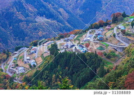 長野 紅葉する下栗の里の写真素材 3130