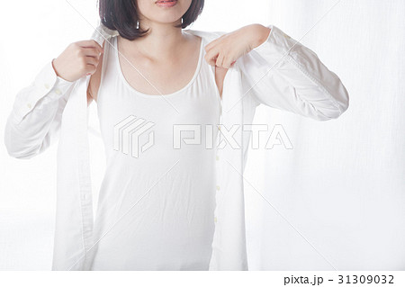 シャツを着る女性の写真素材