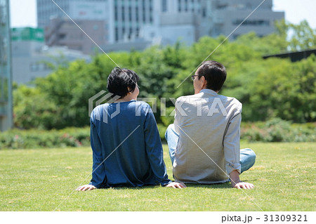 公園 夫婦 ライフスタイルの写真素材