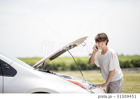 故障車と女性ドライバー 31309451