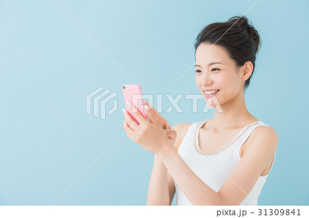 スマートフォンを持つ女性 31309841