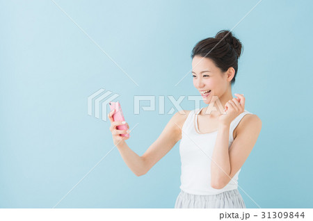 スマートフォンを持つ女性 31309844