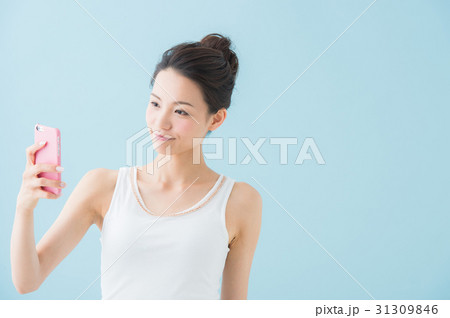 スマートフォンを持つ女性 31309846
