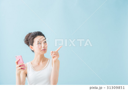 スマートフォンを持つ女性 スマートフォンを持つ女性 31309851
