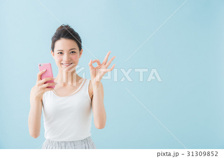 スマートフォンを持つ女性 スマートフォンを持つ女性 31309852