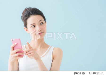 スマートフォンを持つ女性 スマートフォンを持つ女性 31309853